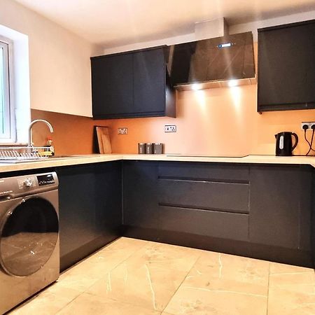 Spacious 6 Bedroom House, 4 Bathrooms, Central, 2 Parking Spaces Swindon Exterior foto