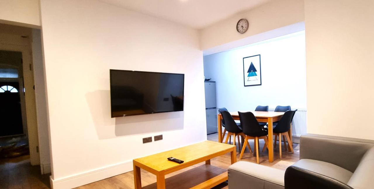 Spacious 6 Bedroom House, 4 Bathrooms, Central, 2 Parking Spaces Swindon Exterior foto