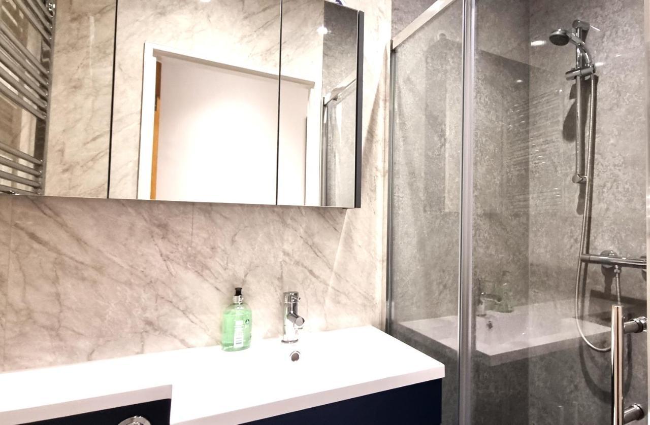 Spacious 6 Bedroom House, 4 Bathrooms, Central, 2 Parking Spaces Swindon Exterior foto