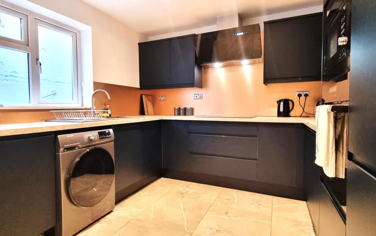 Spacious 6 Bedroom House, 4 Bathrooms, Central, 2 Parking Spaces Swindon Exterior foto