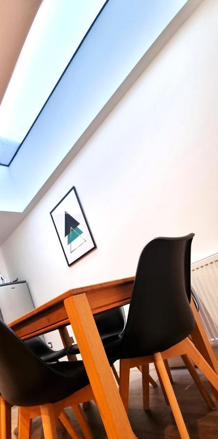 Spacious 6 Bedroom House, 4 Bathrooms, Central, 2 Parking Spaces Swindon Exterior foto
