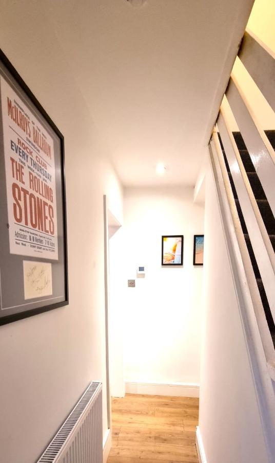 Spacious 6 Bedroom House, 4 Bathrooms, Central, 2 Parking Spaces Swindon Exterior foto
